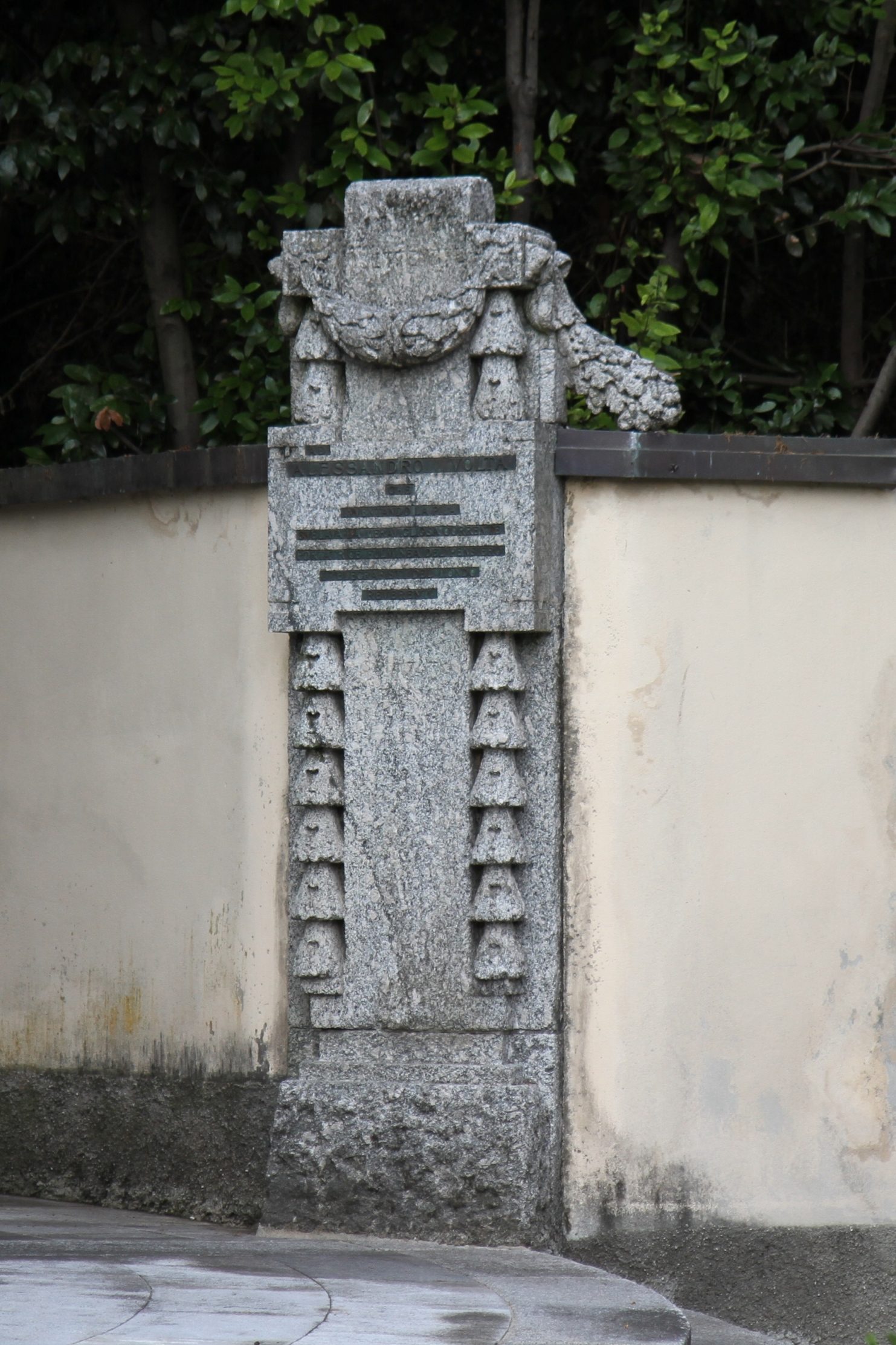 Alessandro Volta's tomb, Camnago - 05.JPG